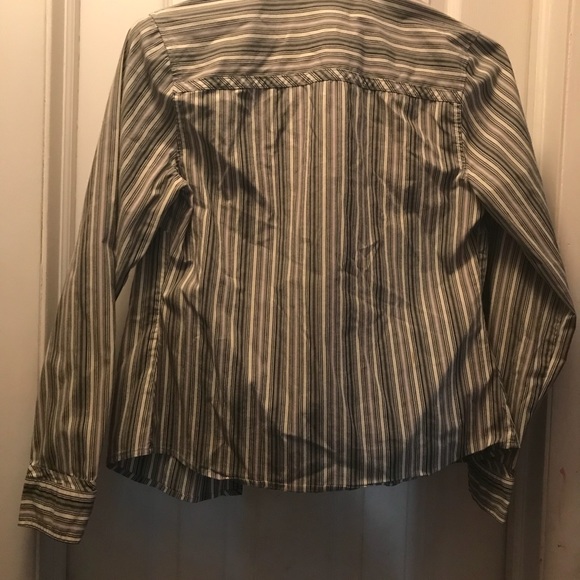 🌸Being donated 8/5🌸 Old Navy Button Down size M. - Picture 2 of 3